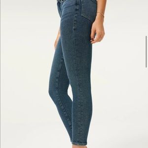 Good American, good legs crop size 8/29